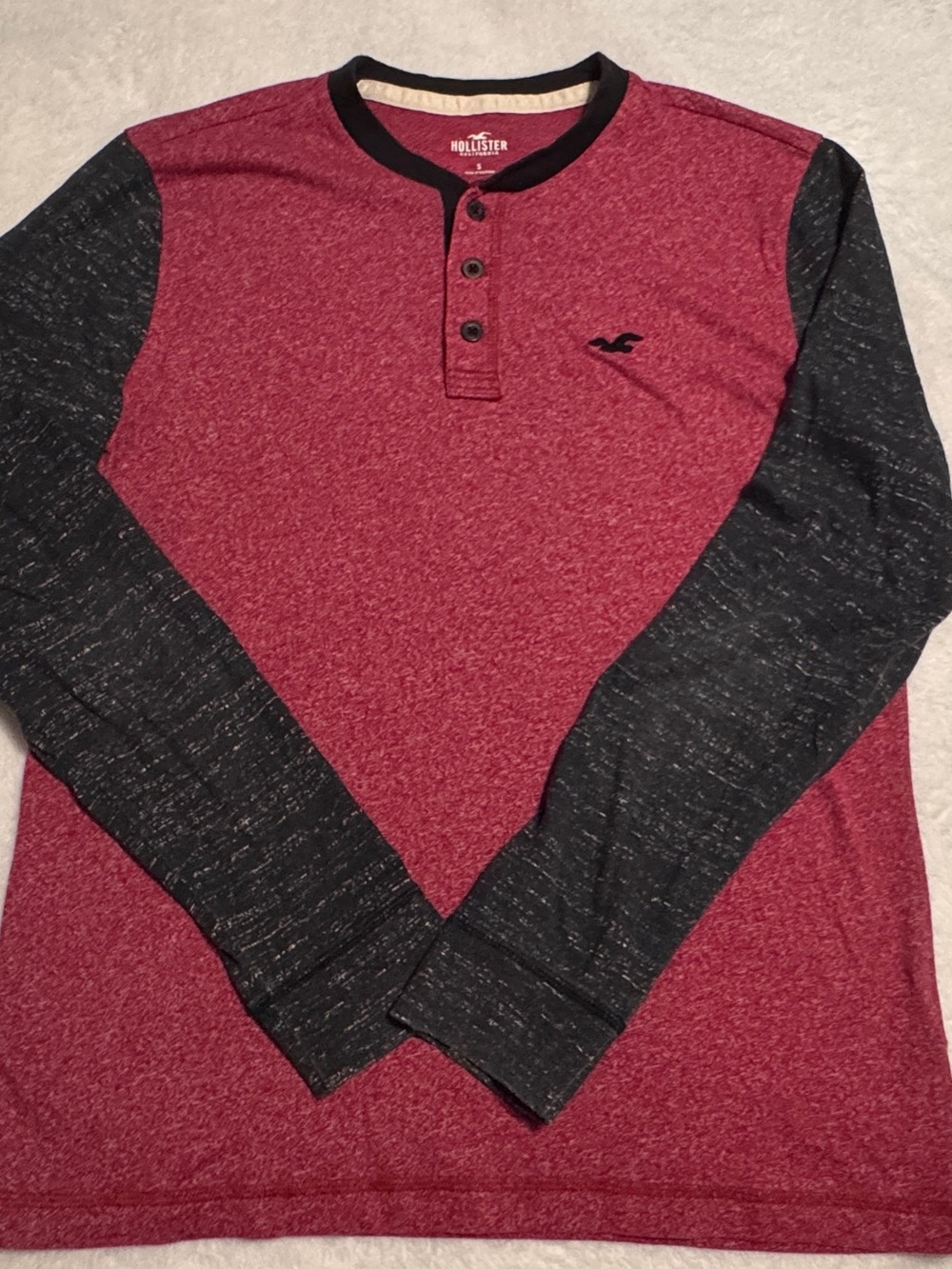 Trendy Hollister Men's Maroon Henley with Charcoal Sleeves Size Small
